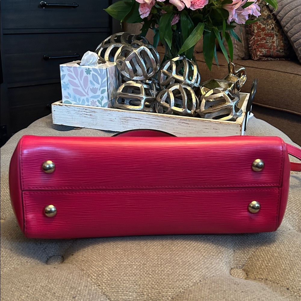 Louis Vuitton Epi Cluny MM Handbag - Picture 11 of 17